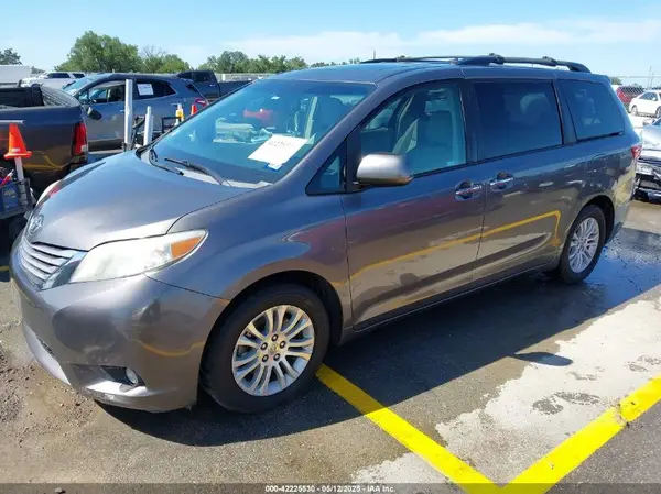 5TDYZ3DC2HS778209 2017 TOYOTA SIENNA - Image 2