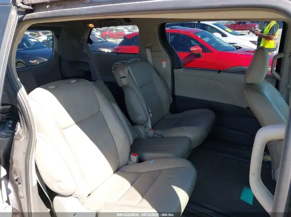 5TDYZ3DC2HS778209 2017 TOYOTA SIENNA - Image 8