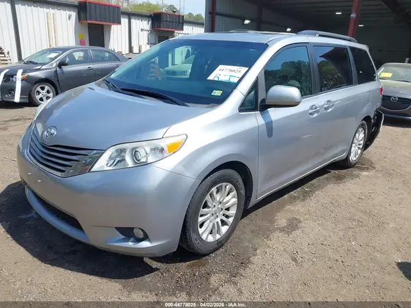 5TDYZ3DC2HS779215 2017 TOYOTA SIENNA - Image 2