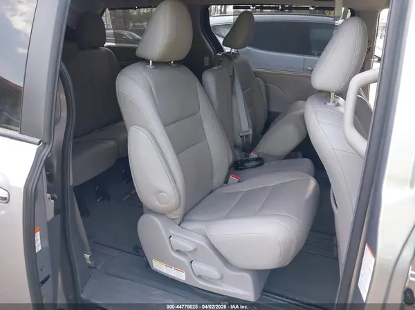 5TDYZ3DC2HS779215 2017 TOYOTA SIENNA - Image 8