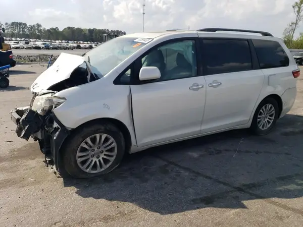 5TDYZ3DC2HS790411 2017 TOYOTA SIENNA - Image 1