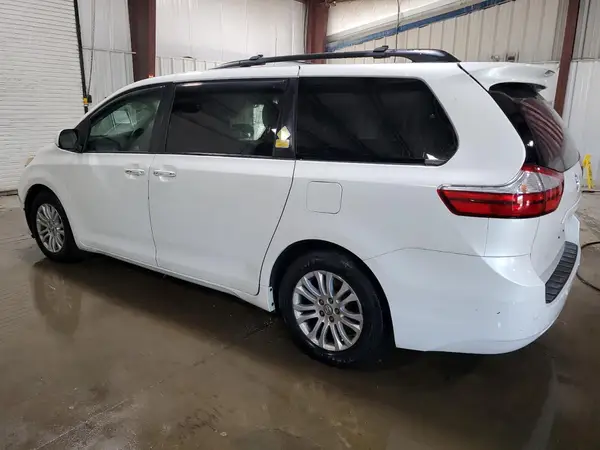 5TDYZ3DC2HS790649 2017 TOYOTA SIENNA - Image 2