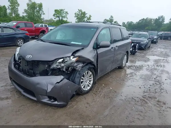 5TDYZ3DC2HS790716 2017 TOYOTA SIENNA - Image 2