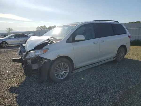 5TDYZ3DC2HS791896 2017 TOYOTA SIENNA - Image 1