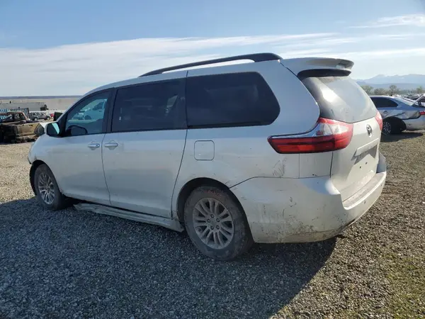5TDYZ3DC2HS791896 2017 TOYOTA SIENNA - Image 2