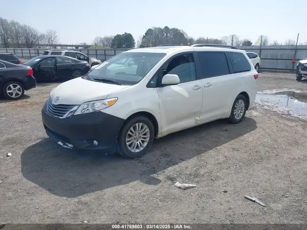 5TDYZ3DC2HS793132 2017 TOYOTA SIENNA - Image 2