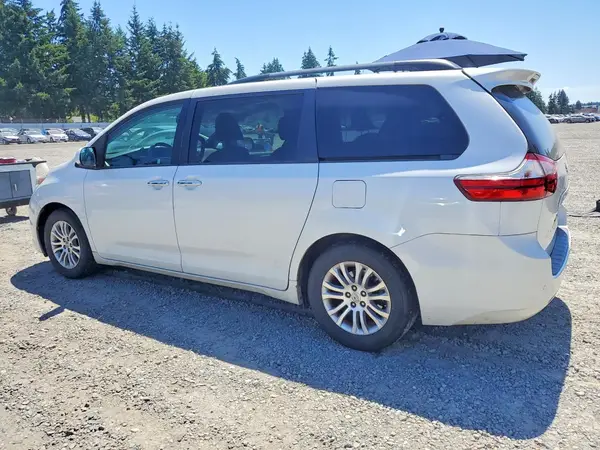 5TDYZ3DC2HS794197 2017 TOYOTA SIENNA - Image 2