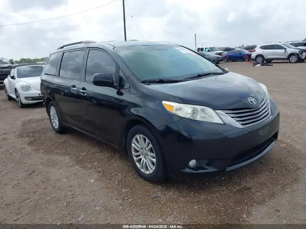 5TDYZ3DC2HS794460 2017 TOYOTA SIENNA - Image 1