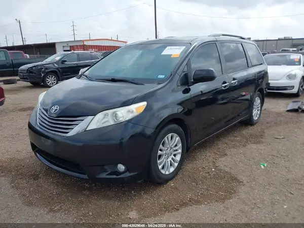 5TDYZ3DC2HS794460 2017 TOYOTA SIENNA - Image 2
