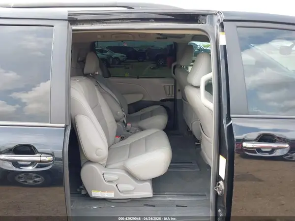 5TDYZ3DC2HS794460 2017 TOYOTA SIENNA - Image 8