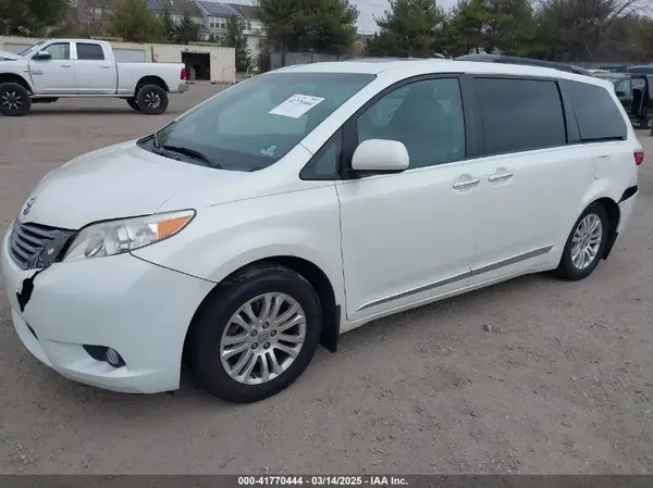 5TDYZ3DC2HS796659 2017 TOYOTA SIENNA - Image 2