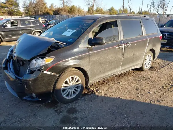 5TDYZ3DC2HS805845 2017 TOYOTA SIENNA - Image 2