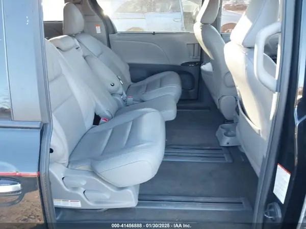 5TDYZ3DC2HS805845 2017 TOYOTA SIENNA - Image 8