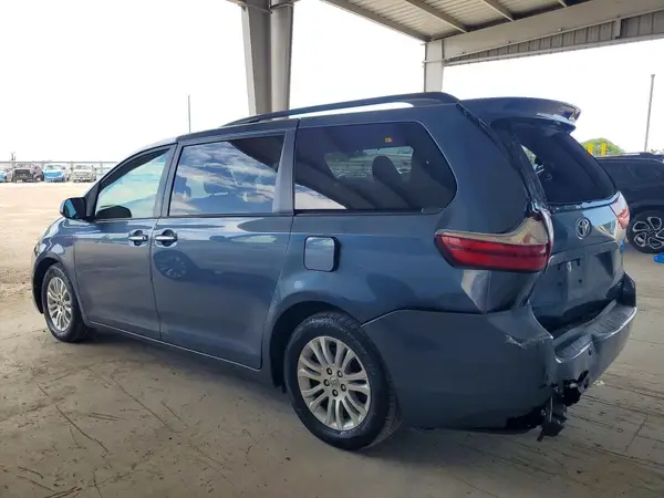 5TDYZ3DC2HS806493 2017 TOYOTA SIENNA - Image 2