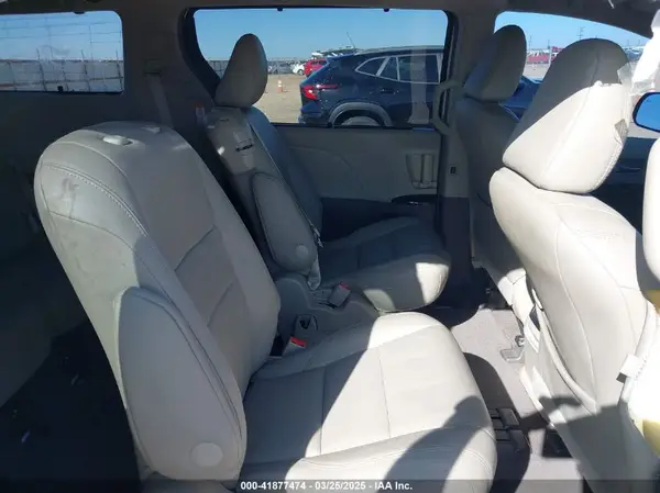 5TDYZ3DC2HS806686 2017 TOYOTA SIENNA - Image 8