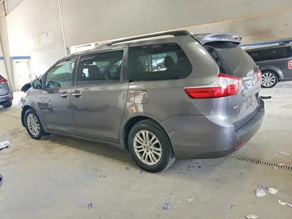 5TDYZ3DC2HS807126 2017 TOYOTA SIENNA - Image 2