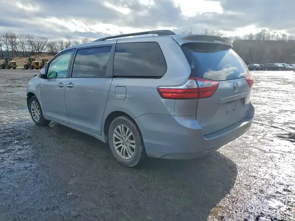 5TDYZ3DC2HS808518 2017 TOYOTA SIENNA - Image 2