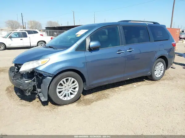 5TDYZ3DC2HS809829 2017 TOYOTA SIENNA - Image 2