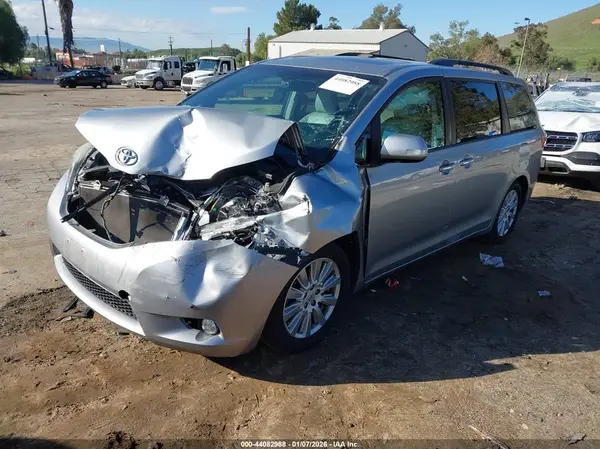 5TDYZ3DC2HS809894 2017 TOYOTA SIENNA - Image 2
