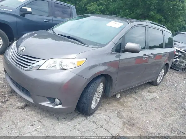 5TDYZ3DC2HS811225 2017 TOYOTA SIENNA - Image 2