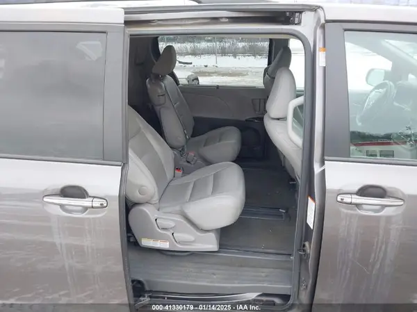 5TDYZ3DC2HS811385 2017 TOYOTA SIENNA - Image 8
