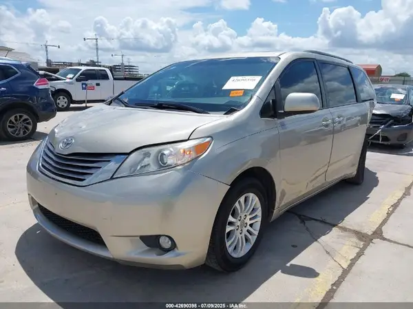 5TDYZ3DC2HS813038 2017 TOYOTA SIENNA - Image 2