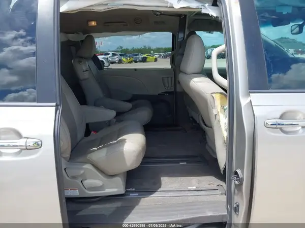 5TDYZ3DC2HS813038 2017 TOYOTA SIENNA - Image 8