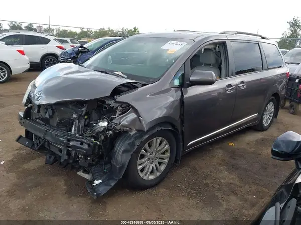 5TDYZ3DC2HS817588 2017 TOYOTA SIENNA - Image 2