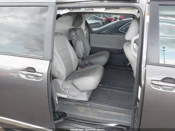 5TDYZ3DC2HS817588 2017 TOYOTA SIENNA - Image 8