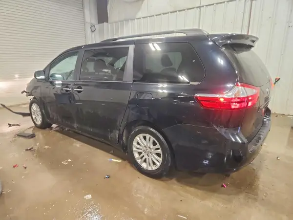 5TDYZ3DC2HS822175 2017 TOYOTA SIENNA - Image 2