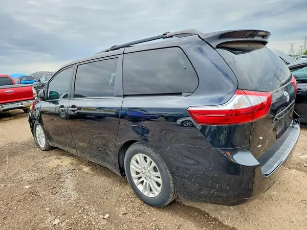 5TDYZ3DC2HS822984 2017 TOYOTA SIENNA - Image 2