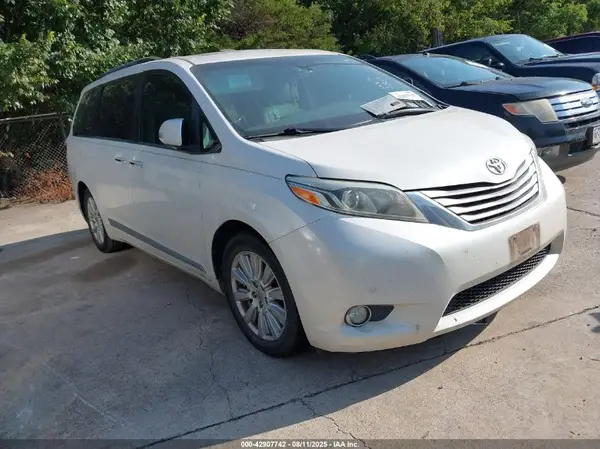 5TDYZ3DC2HS825979 2017 TOYOTA SIENNA - Image 1