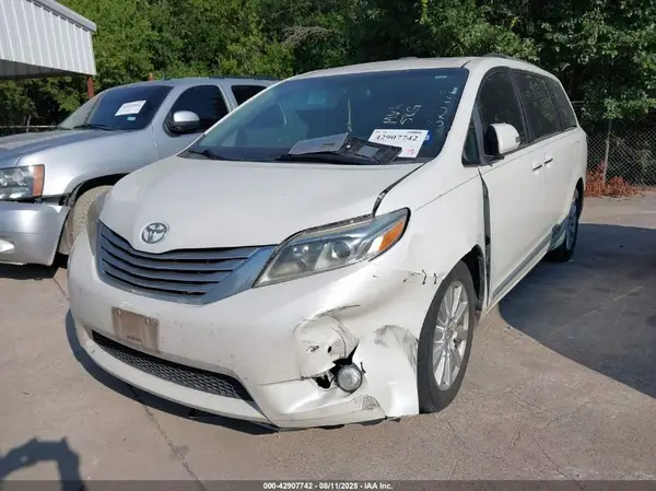 5TDYZ3DC2HS825979 2017 TOYOTA SIENNA - Image 2