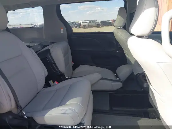 5TDYZ3DC2HS829143 2017 TOYOTA SIENNA - Image 8