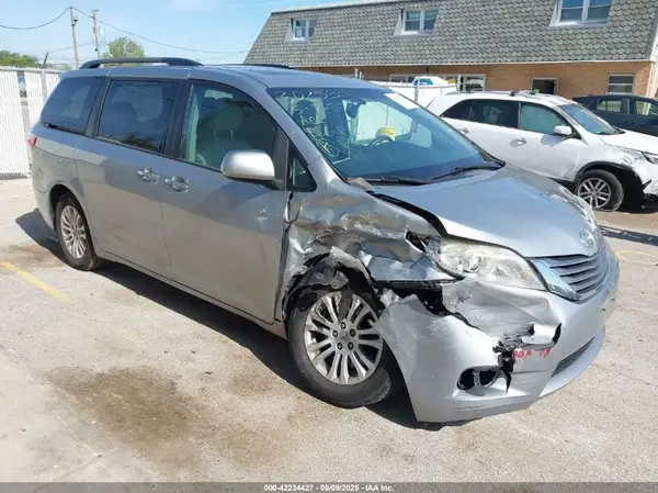 5TDYZ3DC2HS832530 2017 TOYOTA SIENNA - Image 1