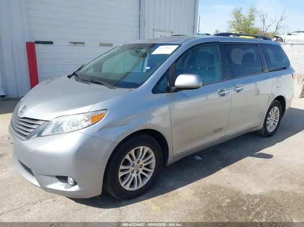 5TDYZ3DC2HS832530 2017 TOYOTA SIENNA - Image 2