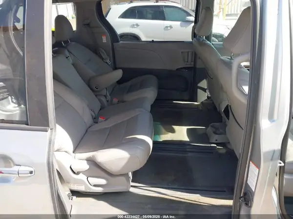 5TDYZ3DC2HS832530 2017 TOYOTA SIENNA - Image 8