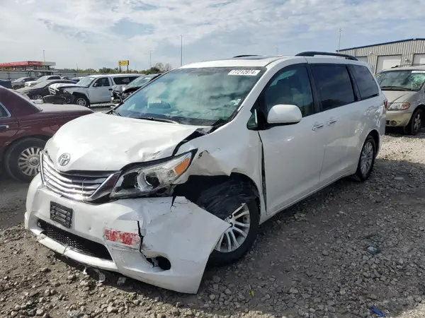 5TDYZ3DC2HS832821 2017 TOYOTA SIENNA - Image 1