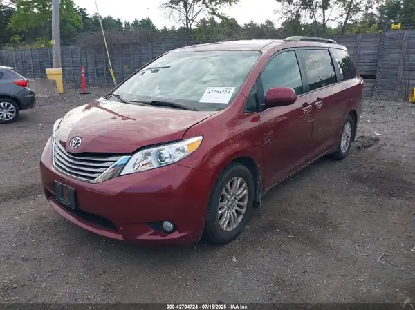 5TDYZ3DC2HS836092 2017 TOYOTA SIENNA - Image 2
