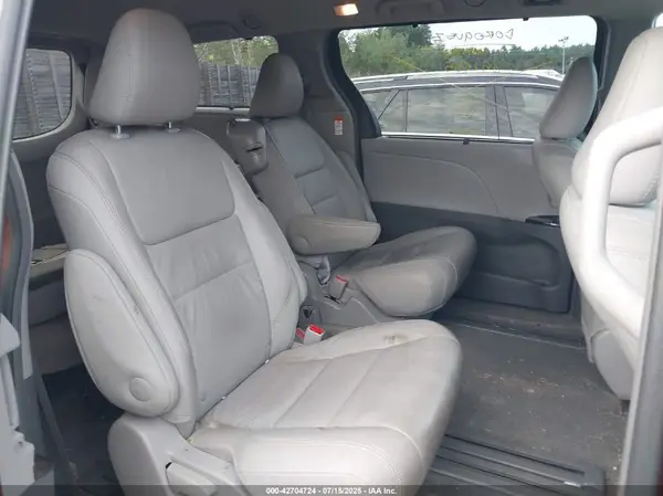 5TDYZ3DC2HS836092 2017 TOYOTA SIENNA - Image 8