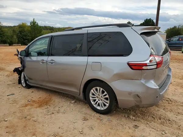 5TDYZ3DC2HS837100 2017 TOYOTA SIENNA - Image 2