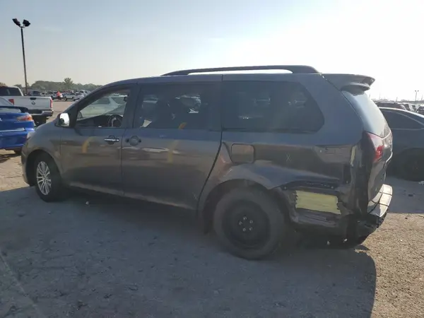 5TDYZ3DC2HS838098 2017 TOYOTA SIENNA - Image 2