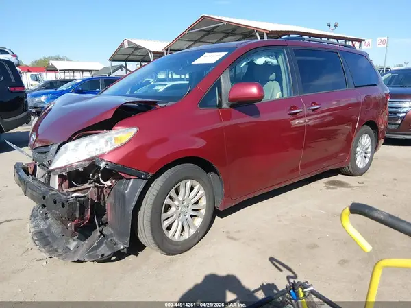 5TDYZ3DC2HS839347 2017 TOYOTA SIENNA - Image 2