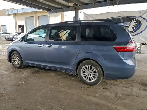 5TDYZ3DC2HS840112 2017 TOYOTA SIENNA - Image 2