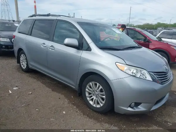 5TDYZ3DC2HS845245 2017 TOYOTA SIENNA - Image 1