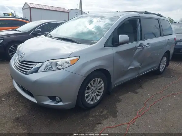 5TDYZ3DC2HS845245 2017 TOYOTA SIENNA - Image 2