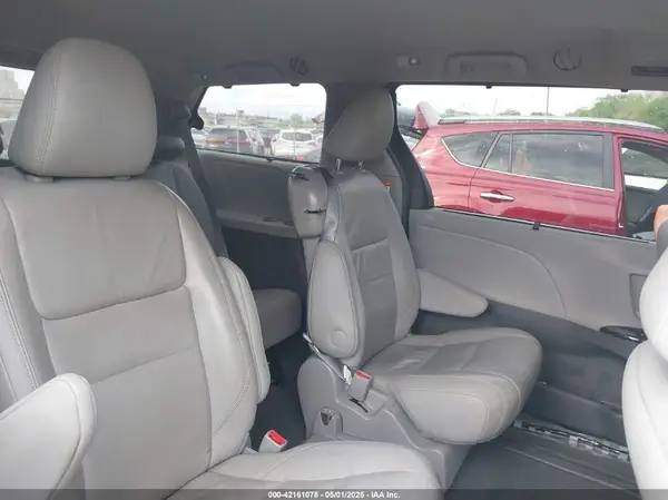 5TDYZ3DC2HS845245 2017 TOYOTA SIENNA - Image 8
