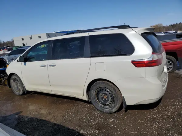 5TDYZ3DC2HS845763 2017 TOYOTA SIENNA - Image 2