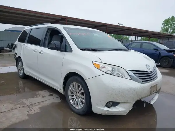 5TDYZ3DC2HS846346 2017 TOYOTA SIENNA - Image 1