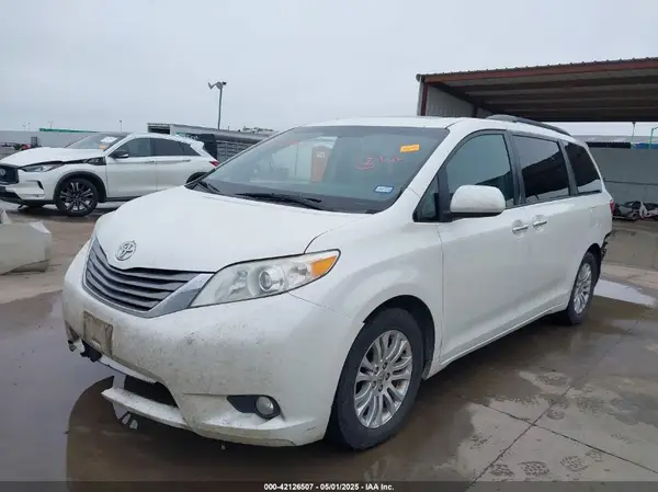 5TDYZ3DC2HS846346 2017 TOYOTA SIENNA - Image 2